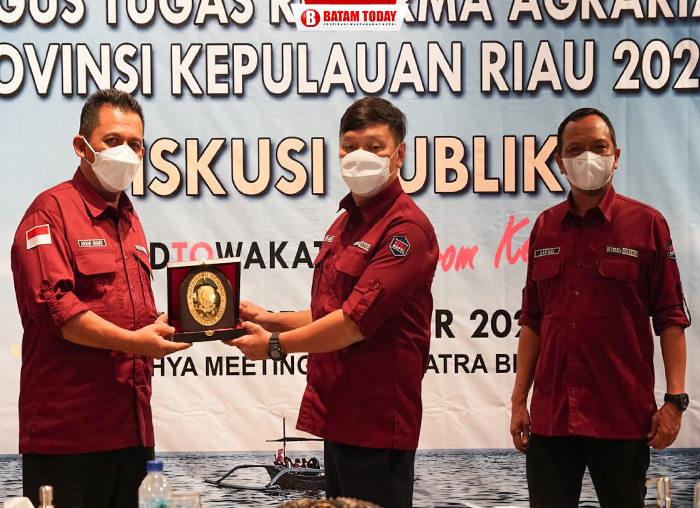 Pemberian cinderamata di acara rakor GTRA terintegrasi Provinsi Kepri